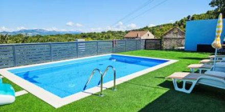 Ferienhaus mit Terrasse, Grill und privatem Pool 