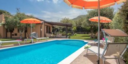 Voll ausgestattetes wunderschönes Ferienhaus mit Garten, Grill und privatem Pool 