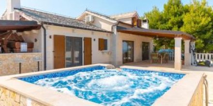 Voll ausgestattetes gemütliches Ferienhaus mit privatem Pool und Grill 