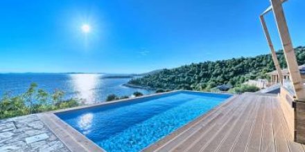Bungalow mit privatem Pool, Terrasse und Grill 