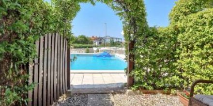 Wohnung mit Pool, Terrasse und Garten
