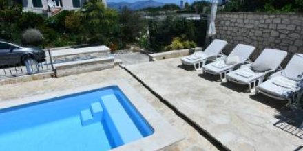 Voll ausgestattete Ferienwohnung mit Garten, Terrasse und privatem Pool 