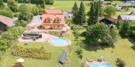 Voll ausgestattetes geräumiges Ferienhaus mit Sauna, Terrasse und Garten