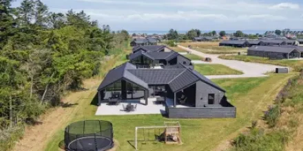 Großzügiges Ferienhaus mit Grill, Whirlpool und Pool