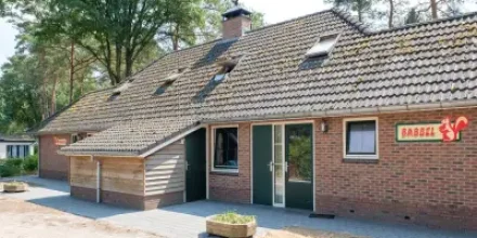 Ferienhaus mit Terrasse, Pool und Garten