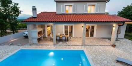 Villa SANDRINA mit beheiztem Pool und großem Garten