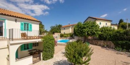 Villa mit Garten, Grill und privatem Pool 