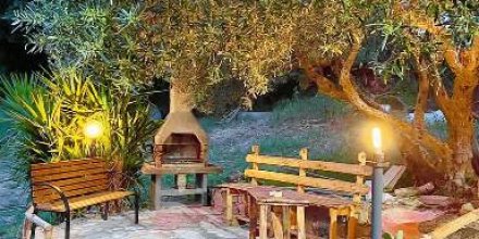 Villa mit Terrasse, Grill und privatem Pool 