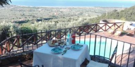 Ferienhaus mit Terrasse, privatem Pool und Garten