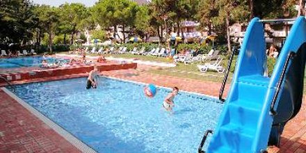 Apartment mit Pool, Terrasse und Garten