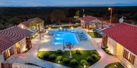 Villa mit Garten, Whirlpool und Grill 