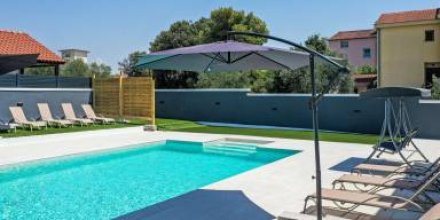 Voll ausgestattetes Ferienhaus mit Grill, privatem Pool und Terrasse