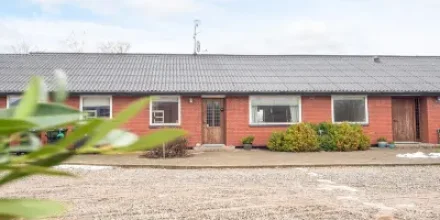 Voll ausgestattetes Ferienhaus mit Garten, Pool und Grill 