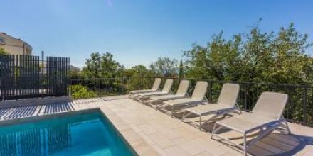 Malerisches Apartment nur 700 Meter zum Sandstrand mit herrlichem Meerblick, Pool, Grill
