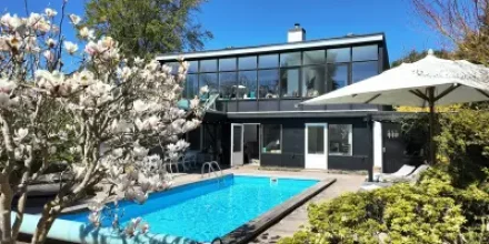 Ferienhaus mit Pool und Aussicht hoch oben in Hornbæk