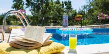 Ferienhaus mit privatem Pool, Terrasse und Grill