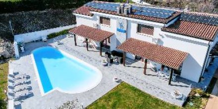 Apartment mit Terrasse, Pool und Garten