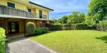 Ferienhaus mit Garten und Pool