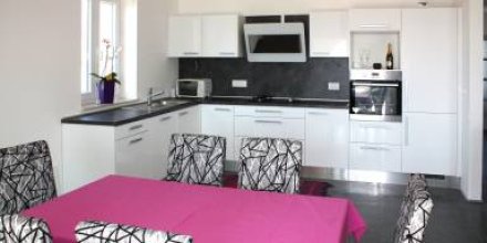 Voll ausgestattetes tolles Ferienhaus mit Grill, Garten und privatem Pool 