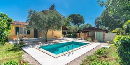 Familienorientierte Villa mit Pool, Garten und Grill 