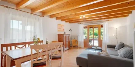Apartment mit Garten, beheiztem Pool und Terrasse