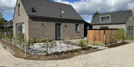 Ferienhaus mit Garten, Terrasse und Pool