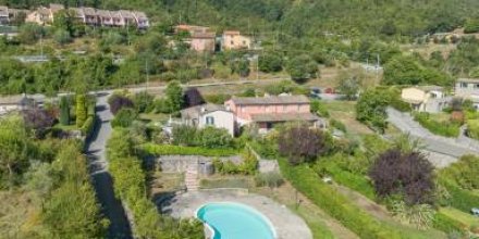 Ferienhaus mit Garten und Pool