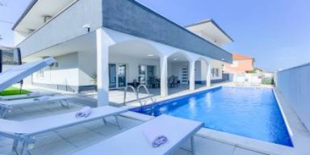 Villa Ancora – Ferienhaus in Meeresnähe mit Pool für bis zu zehn Gäste