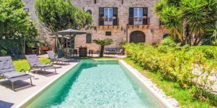 Ferienhaus mit Garten, Terrasse und Pool