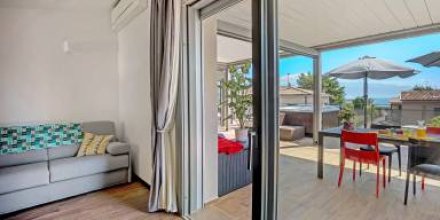 Ferienwohnung "Villa Donne del Lago Vittoria" mit Blick auf den See und Gemeinschaftspool