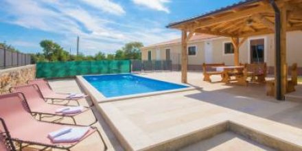 Familienfreundliche Unterkunft mit Grill, Terrasse und Garten 
