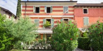 Voll ausgestattete schöne Wohnung mit Terrasse, Garten und Pool