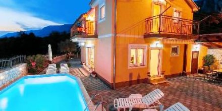 Voll ausgestattetes wunderschönes Ferienhaus mit Grill, Garten und privatem Pool 