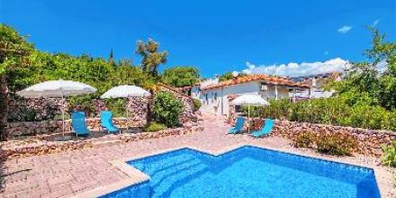 Villa mit Garten, Pool und Grill 