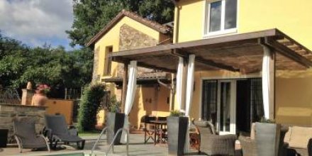 Villa mit Grill, Garten und privatem Pool 