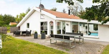 Weiträumiges Ferienhaus mit Terrasse, Whirlpool und Pool 