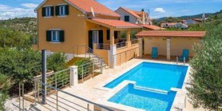 Voll ausgestattete schöne Villa mit Grill, Garten und privatem Pool