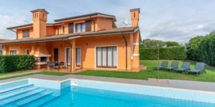 Villa mit Terrasse, Grill und privatem Pool