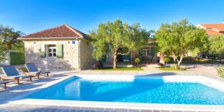 Voll ausgestattetes Ferienhaus mit privatem Pool, Terrasse und Garten 