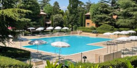 Apartment mit Pool, Garten und Terrasse 
