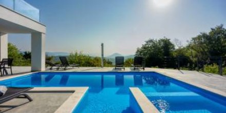 Villa mit Terrasse, Grill und privatem Pool