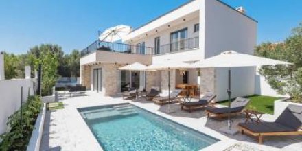 Villa mit Pool, Grill und Garten 
