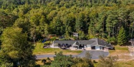 Familienfreundliches geräumiges Ferienhaus mit Terrasse, privatem Pool und Garten 