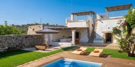 Villa mit Terrasse, privatem Pool und Grill 