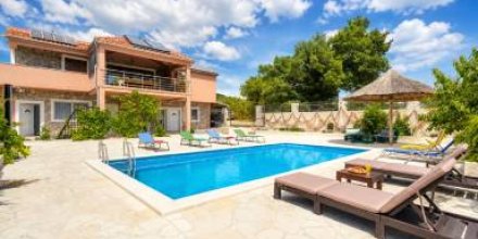 Ferienhaus mit Garten, privatem Pool und Grill 