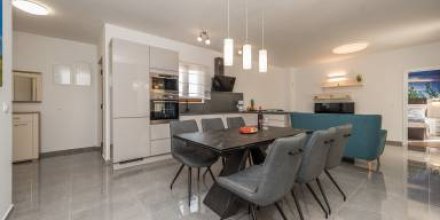 Ferienhaus mit Grill, privatem Pool und Garten 