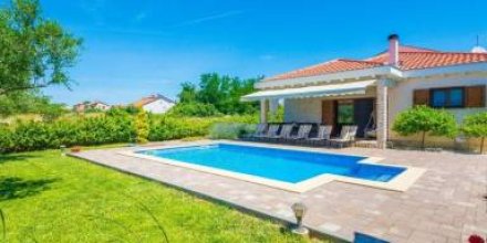 Ferienhaus mit Garten, privatem Pool und Grill