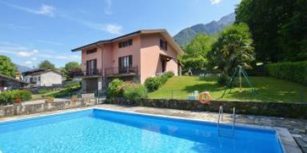 Ferienhaus mit Pool, Garten und Terrasse 