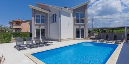 Voll ausgestattetes geräumiges Ferienhaus mit privatem Pool, Terrasse und Grill