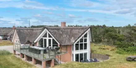 Kinderfreundliches großzügiges Ferienhaus mit Terrasse, Pool und Sauna 